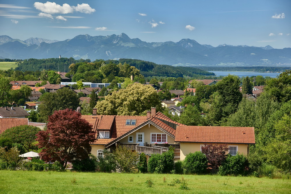 Vorne rechts unser 5-Sterne Anwesen am Ortsrand von Bad Endorf"