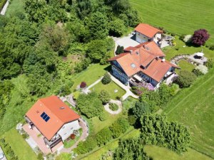 Luftaufnahme der Ferienwohnungen Linde