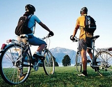 Radler mit Blick auf die Chiemgauer Alpen - Foto Chiemgau Tourismus e.V.