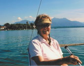 Skipperin Lieselotte Linde segelt auf der 21-Fuß-Segelyacht über den Chiemsee.
